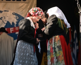 Všechny mý družičky, za stolem sedíte...
